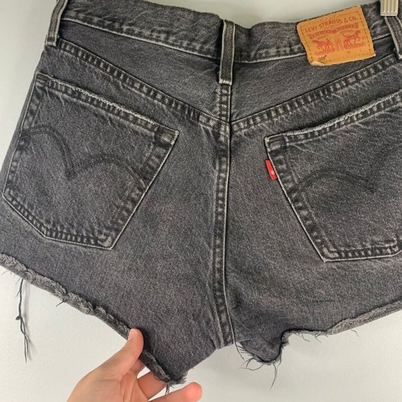 Levi's 501 High Waist Cutoff Raw Frayed Hem Denim Jean Shorts Size 26 Black - Picture 12 of 13